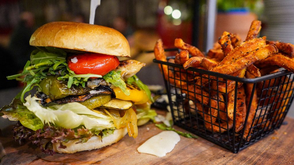 Burger und Pommes